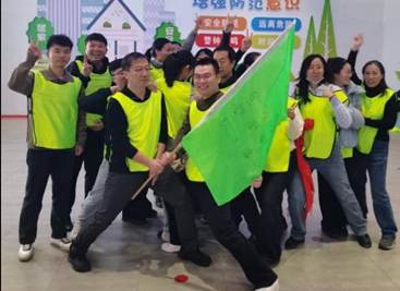 一群人站在有卡通人物中度可信度描述已自动生成