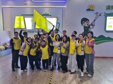 小孩们站在一起合影的一群人中度可信度描述已自动生成