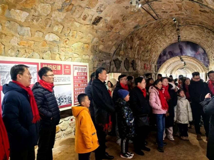 一群人站在墙边描述已自动生成