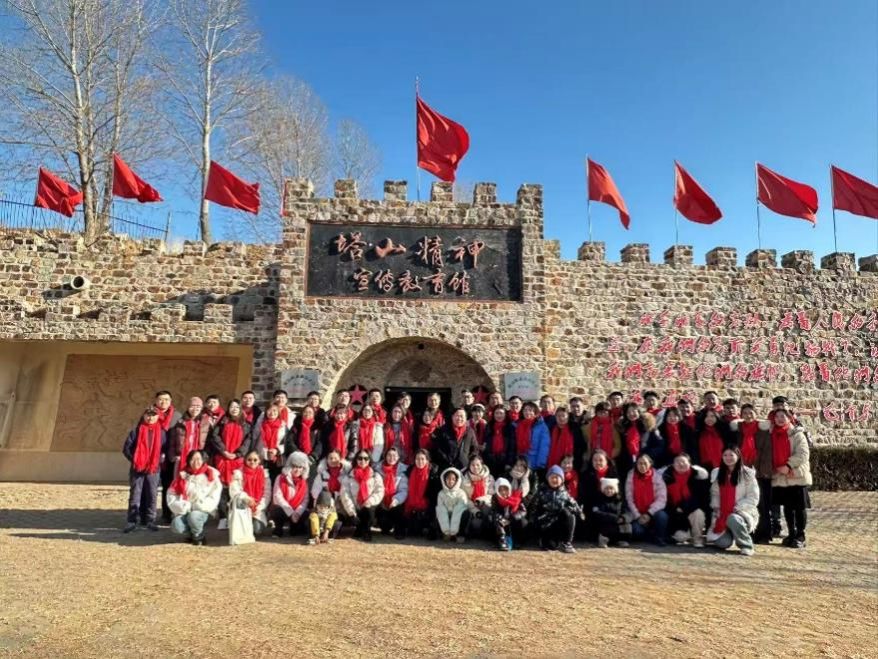 一群人在建筑物前的草地上低可信度描述已自动生成